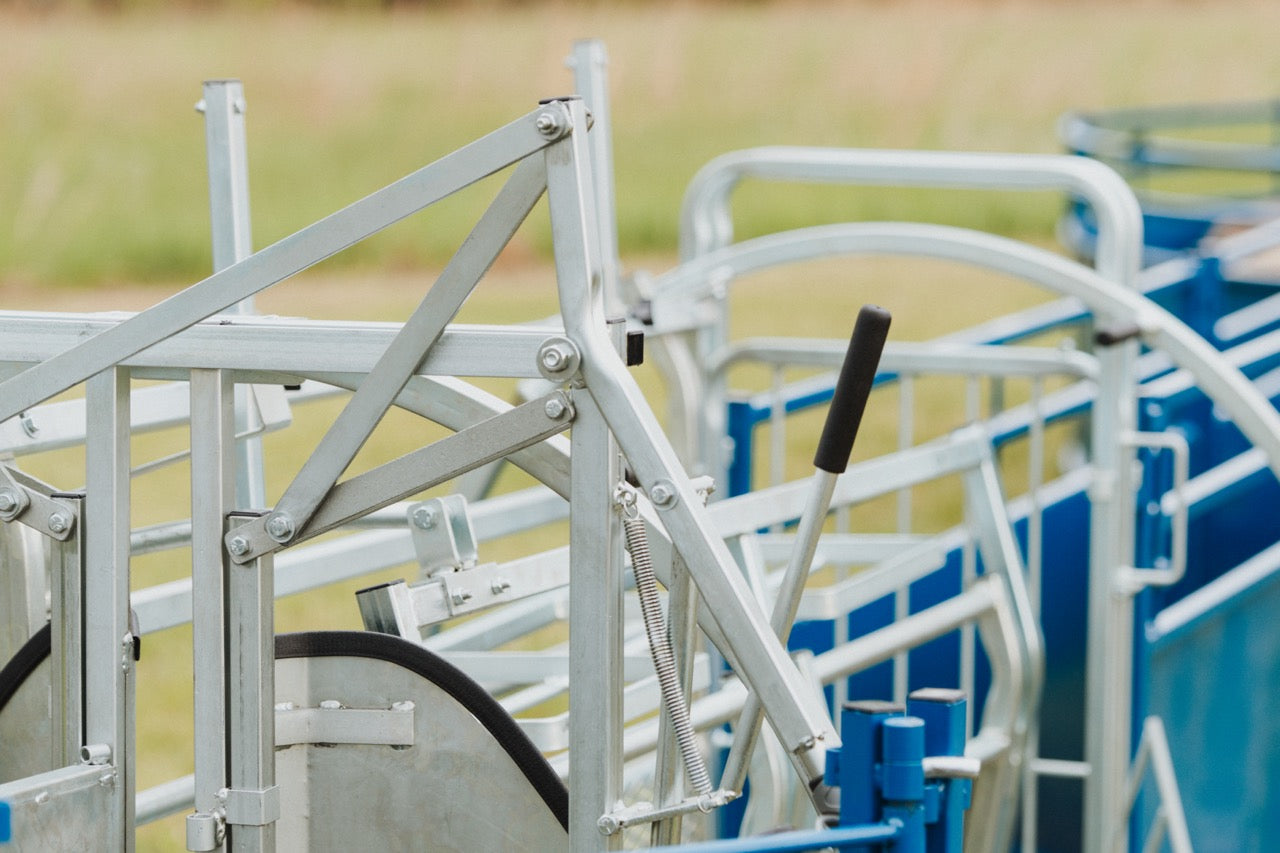 Sydell Deluxe Spin Doctor for tilting goats and sheep for hoof trimming sheep and goat equipment